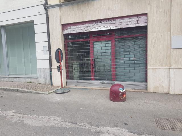 Locale Commerciale in affitto a Molinello, Cesano Maderno