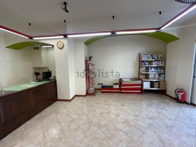 Locale Commerciale in affitto a Pesiago, Oggiono