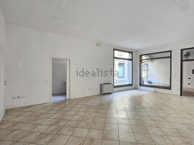 Locale Commerciale in affitto a Treviglio, Lombardia