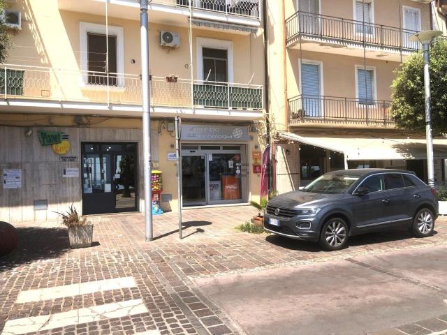 Locale Commerciale in affitto a Carmine, Calabria