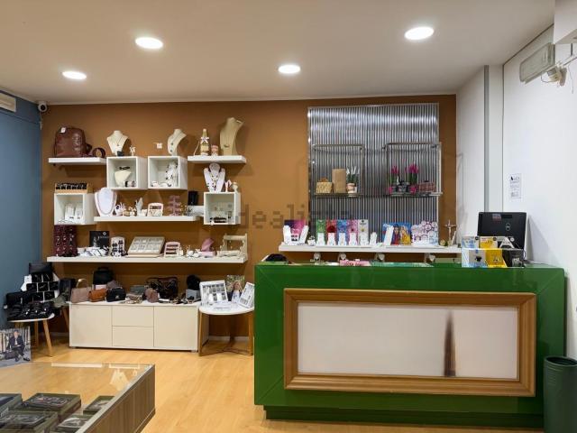 Locale Commerciale in affitto a Alcamo, Sicilia