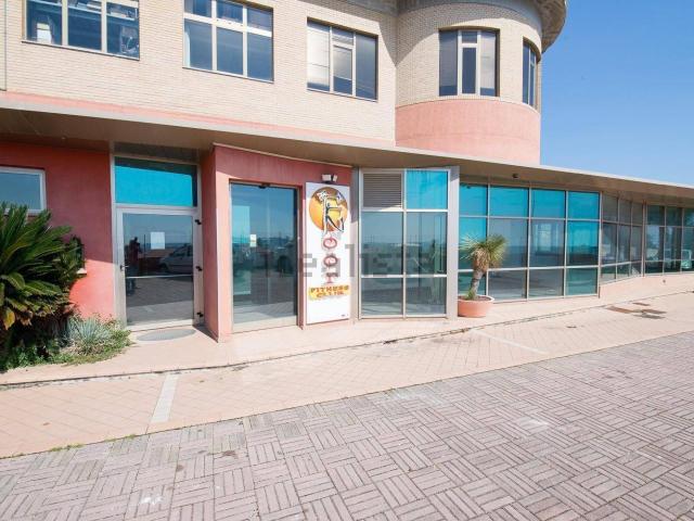 Locale Commerciale in affitto a Marche, Macerata