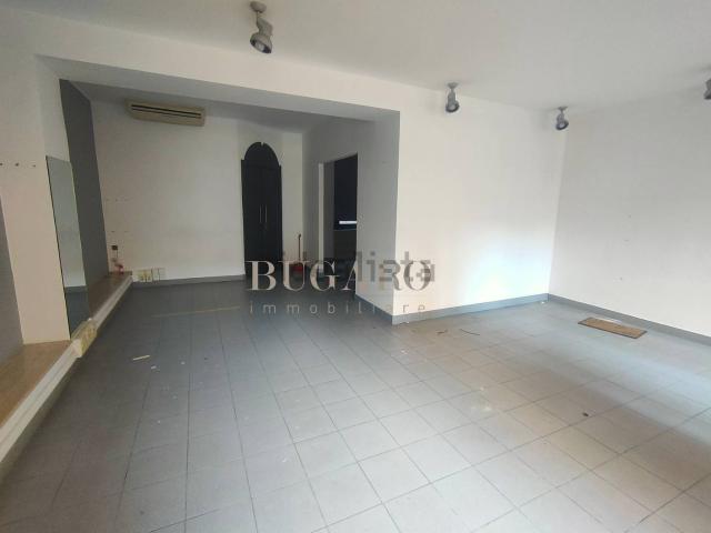 Locale Commerciale in affitto a Marche, Ancona