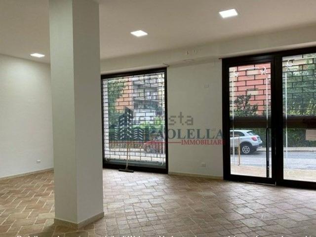 Locale Commerciale in affitto a San Silvestro, Cassino
