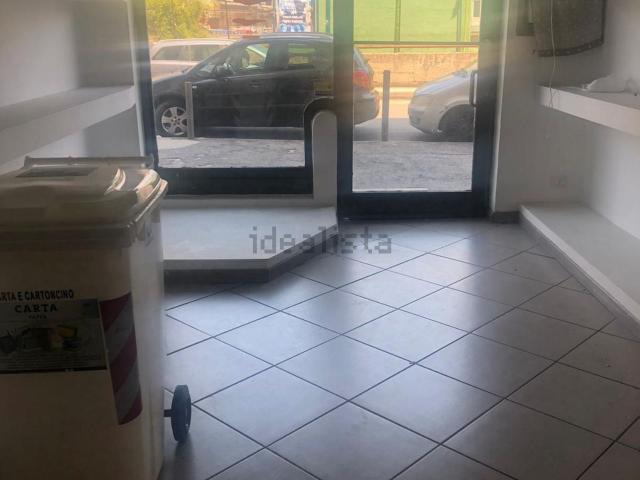 Locale Commerciale in affitto a Astroni, Pianura