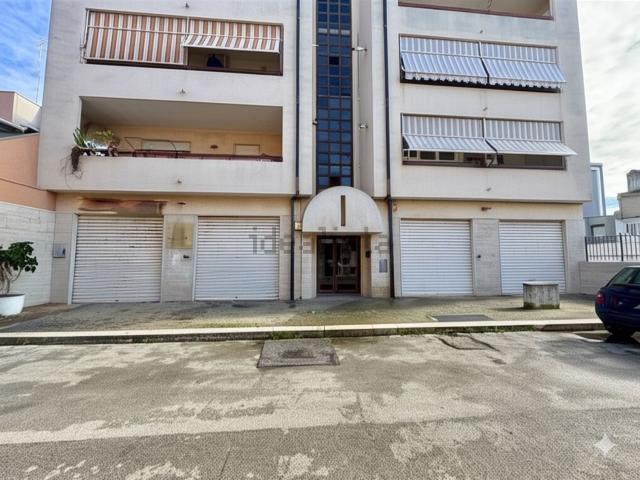 Locale Commerciale in affitto a Puglia, Bari