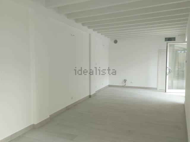 Locale Commerciale in affitto a Treviglio, Lombardia