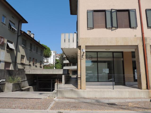 Locale Commerciale in affitto a Cervignano Del Friuli, Friuli-Venezia Giulia