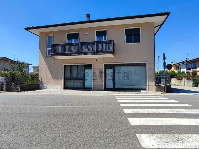 Locale Commerciale in affitto a Lonigo, Veneto