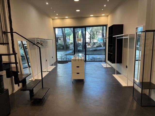 Locale Commerciale in affitto a Milano Marittima, Cervia