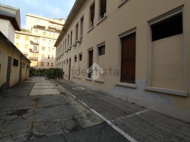 Locale Commerciale in affitto a Zona Centro, Brescia