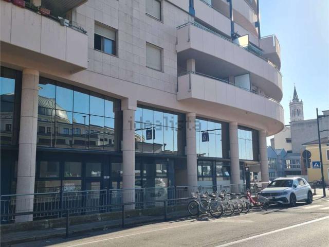 Locale Commerciale in affitto a Sud, Brenzone