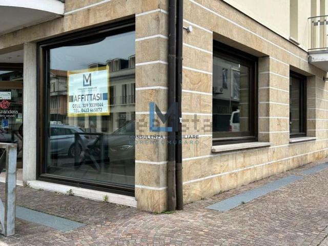 Locale Commerciale in affitto a Montebelluna, Veneto