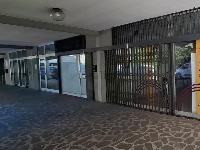 Locale Commerciale in affitto a San Paolo Tribunale, Re