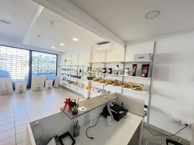 Locale Commerciale in affitto a Marche, Fermo