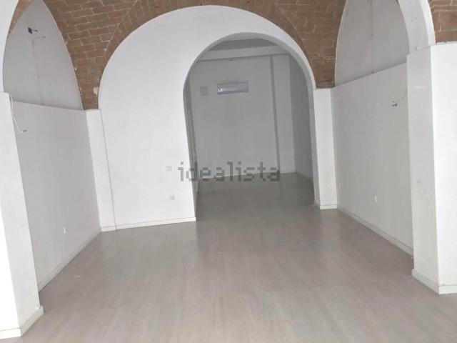 Locale Commerciale in affitto a Bellaria, Pontedera