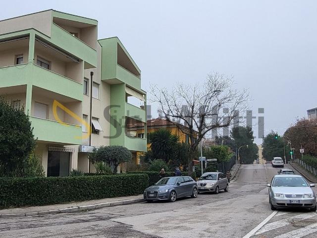Locale Commerciale in affitto a Marche, Ancona