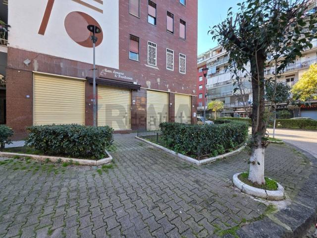 Locale Commerciale in affitto a Arzano, Campania