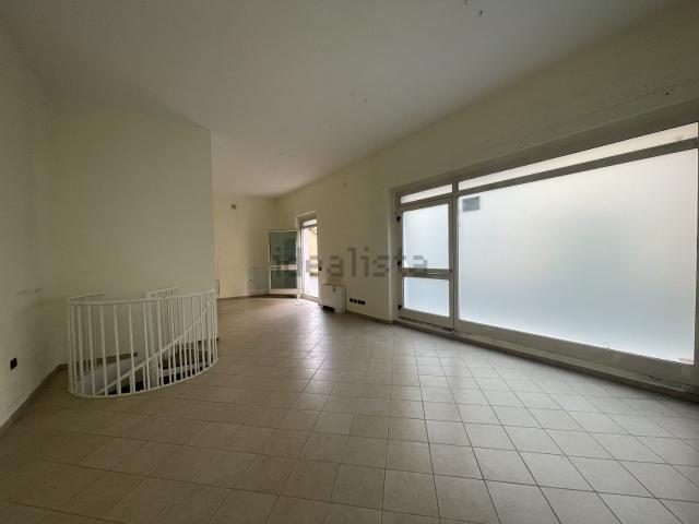 Locale Commerciale in affitto a Piemonte, Alessandria