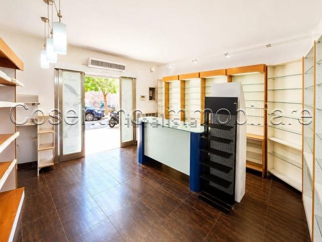 Locale Commerciale in affitto a IV Circoscrizione, Palermo
