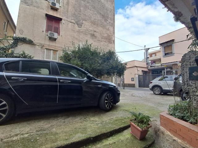 Locale Commerciale in affitto a Quarto, Campania