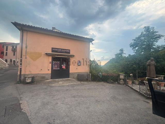 Locale Commerciale in affitto a Cività Falconara, Arpino
