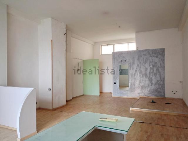 Locale Commerciale in affitto a Puglia, Lecce