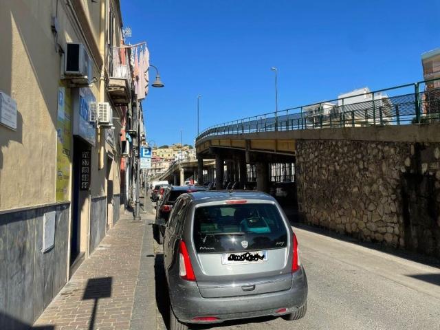 Locale Commerciale in affitto a Rione Ortodonico, Pozzuoli