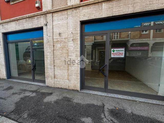 Locale Commerciale in affitto a Zona Castello, Cremona