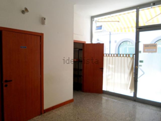 Locale Commerciale in affitto a Marina centro, Marche