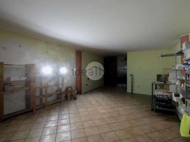 Locale Commerciale in affitto a Romano Di Lombardia, Lombardia