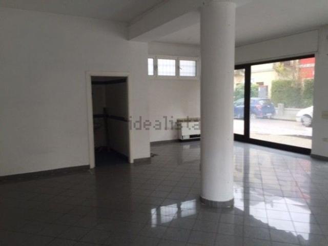 Locale Commerciale in affitto a Mestre-Carpenedo, Venezia