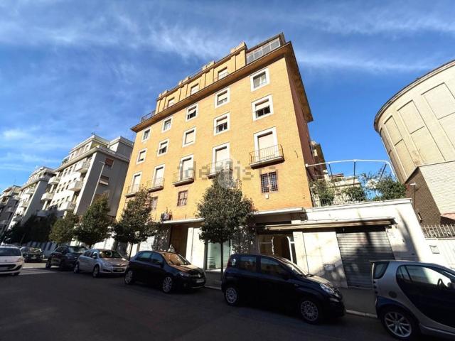 Locale Commerciale in affitto a Municipio Roma XIII, Roma Capitale