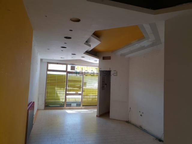 Locale Commerciale in affitto a Marche, Macerata