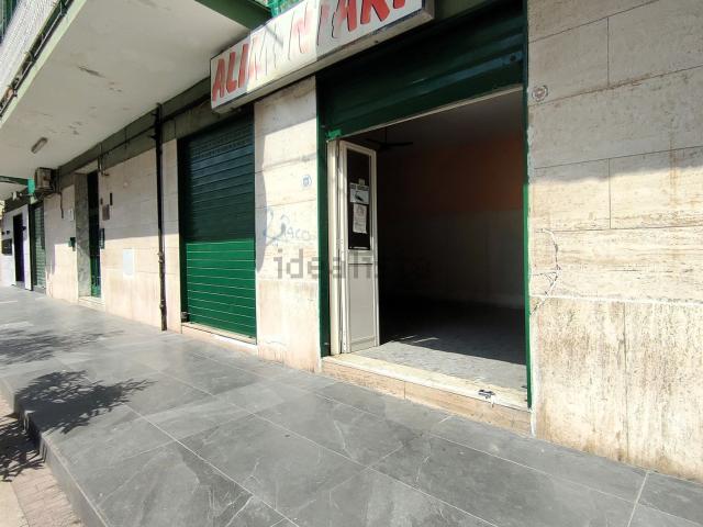 Locale Commerciale in affitto a Arzano, Campania