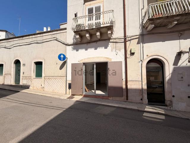 Locale Commerciale in affitto a Puglia, Taranto
