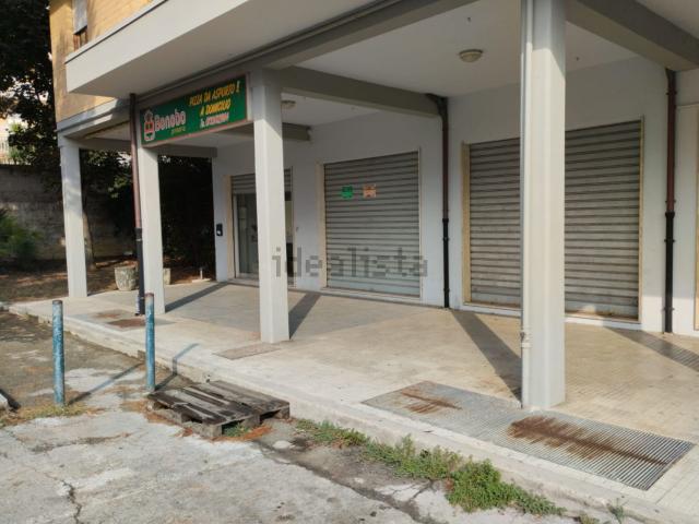 Locale Commerciale in affitto a Marche, Macerata
