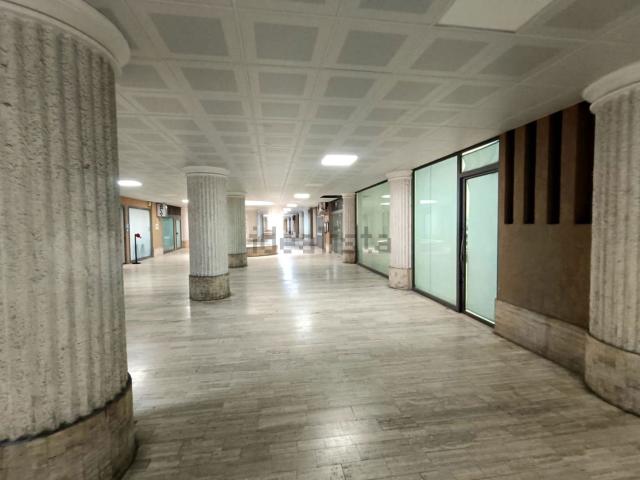 Locale Commerciale in affitto a III Circoscrizione, Messina