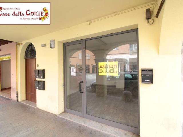 Locale Commerciale in affitto a Unione Alto Ferrarese, Cento