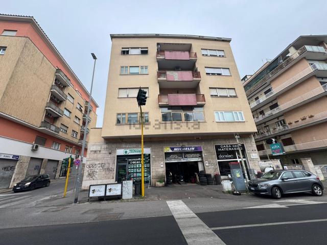 Locale Commerciale in affitto a Municipio Roma XIII, Roma Capitale