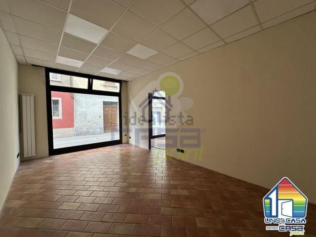 Locale Commerciale in affitto a Crema Nuova, Crema