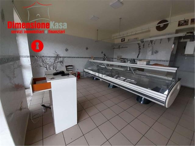 Locale Commerciale in affitto a San Felice A Cancello, Campania