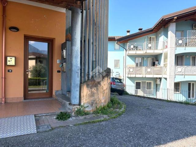Locale Commerciale in affitto a Comunità montana della valle Camonica, Pian Camuno