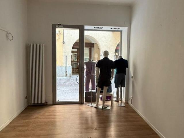 Locale Commerciale in affitto a Piemonte, Alessandria