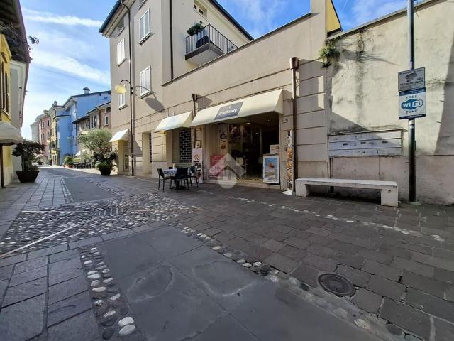 Locale Commerciale in affitto a Desenzano Del Garda, Lombardia