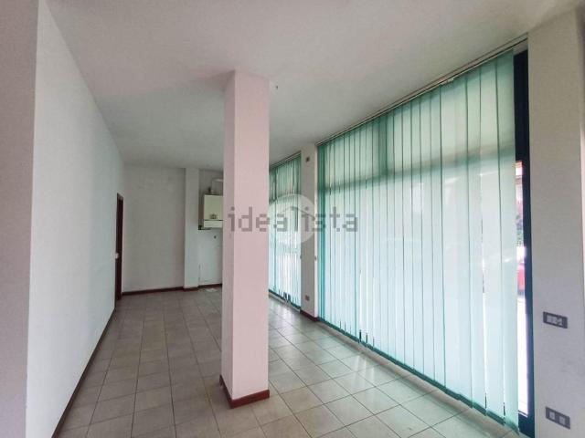 Locale Commerciale in affitto a Castel Rozzone, Lombardia