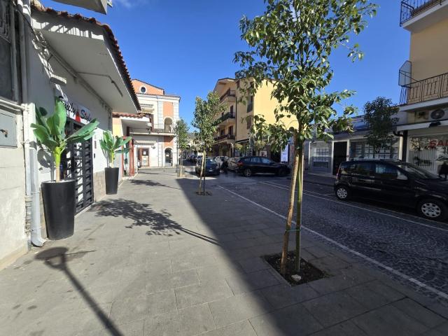 Locale Commerciale in affitto a Quarto, Campania