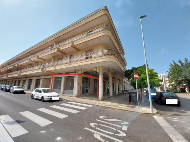 Locale Commerciale in affitto a Dragoni, Puglia