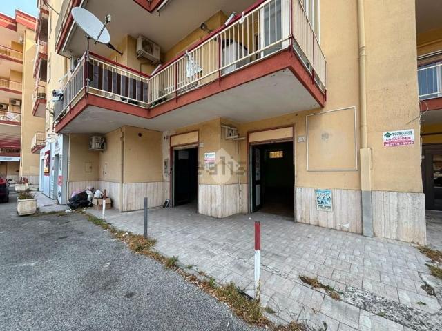 Locale Commerciale in affitto a San Nicola La Strada, Campania