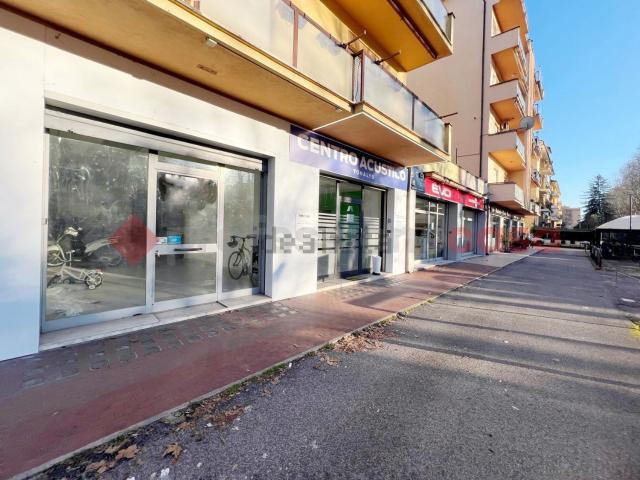 Locale Commerciale in affitto a Regina Pacis, Rieti
